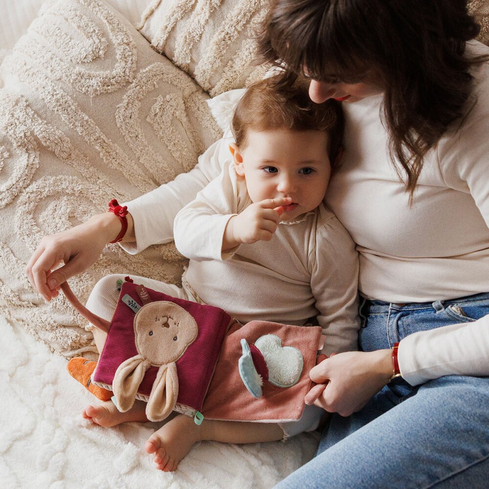 BABYONO Carte senzoriala pentru copii Iepurasul Karo