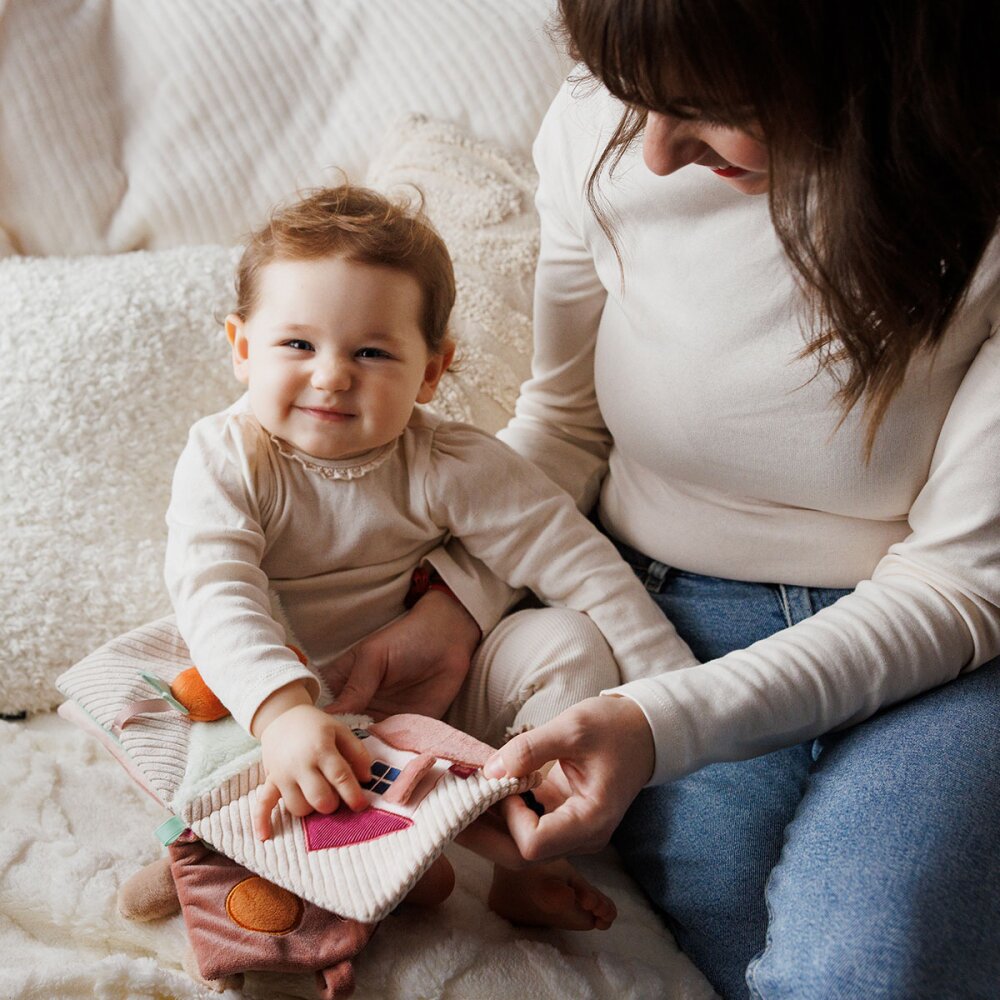 BABYONO Carte senzoriala pentru copii Iepurasul Karo