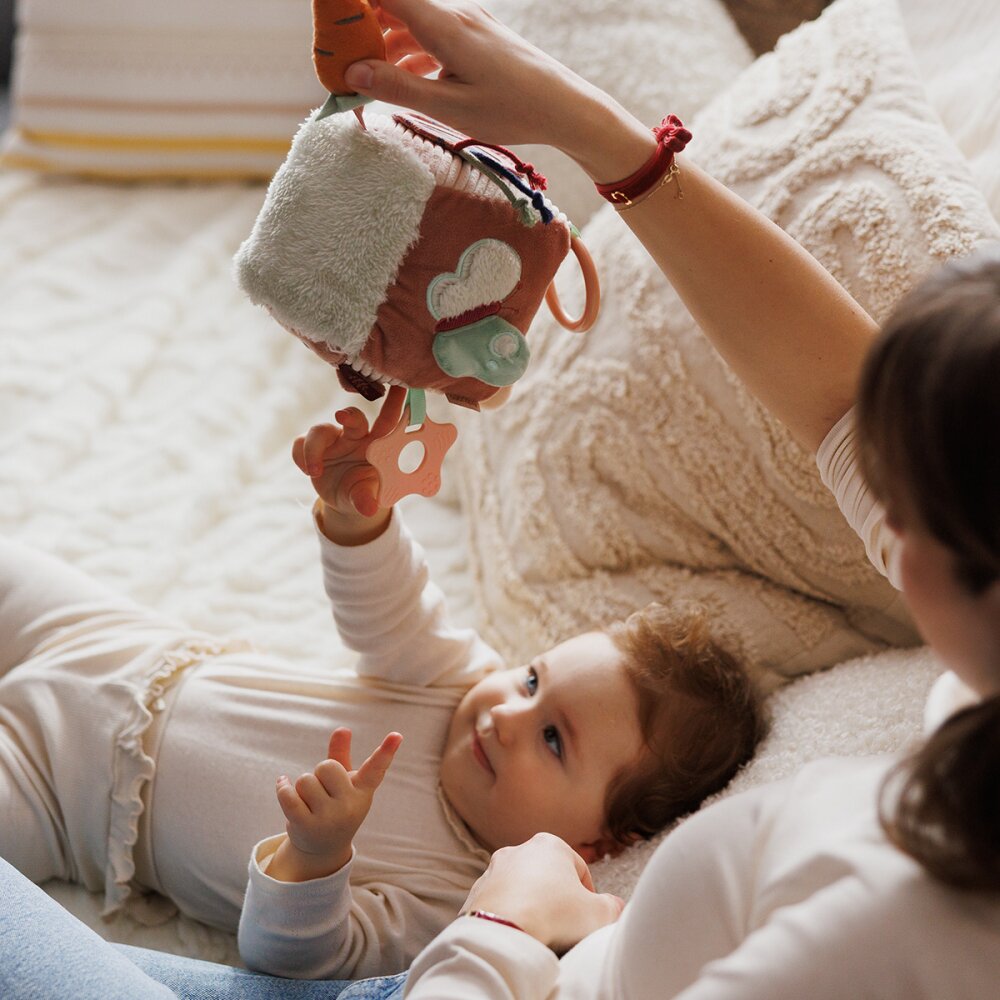BABYONO Cub senzorial din plus cu activitati Iepurasul Karo
