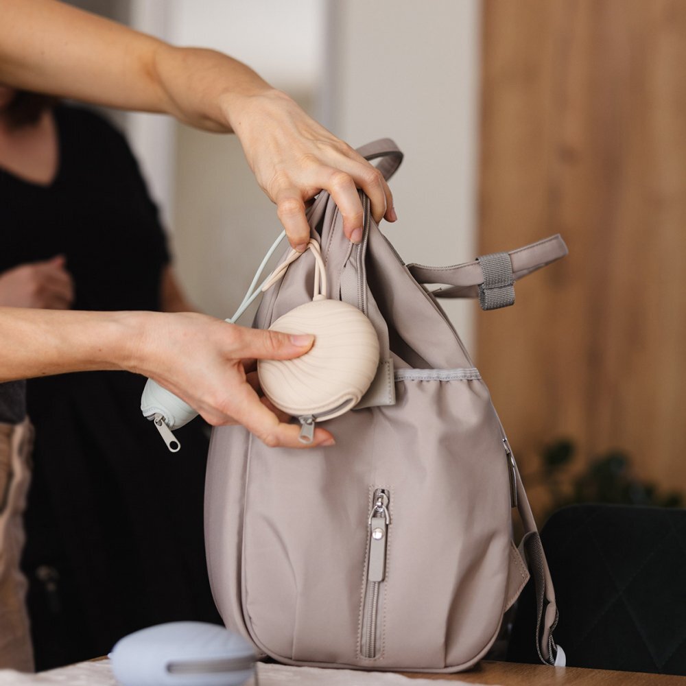 BABYONO Husa de protectie din silicon pentru suzeta Roz