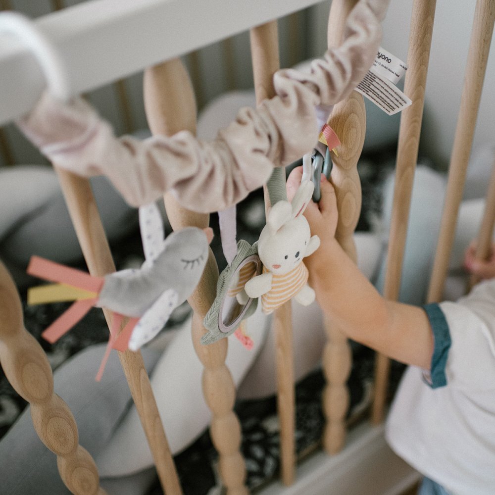 BABYONO Jucarie educationala de agatat pentru carucior natura