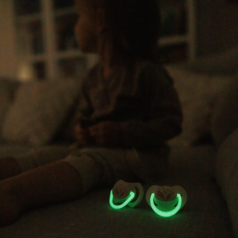 BABYONO Set 2 suzete simetrice din silicon 18 luni+ cu maner fluorescent