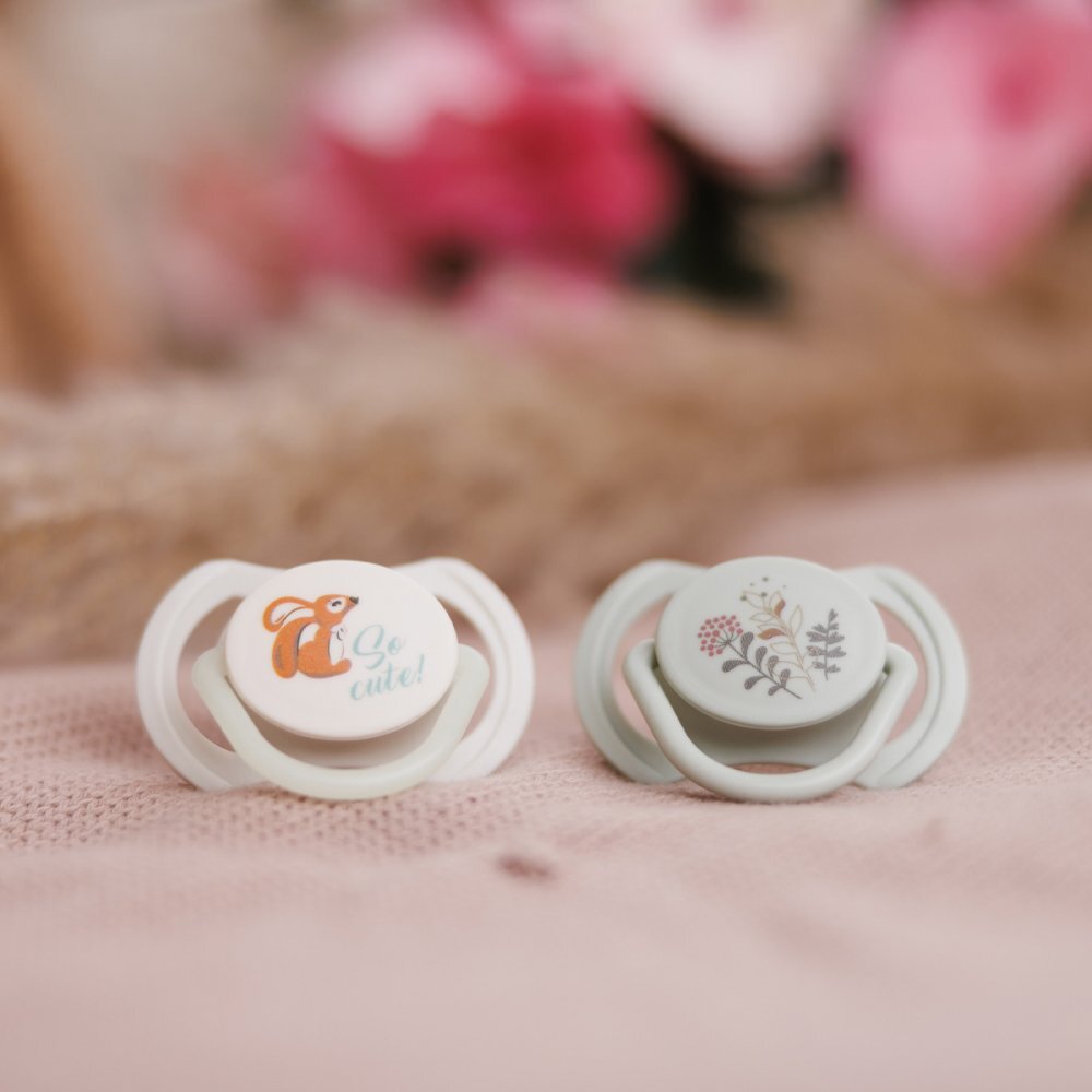 BABYONO Set 2 suzete simetrice din silicon 6-18 luni cu maner fluorescent