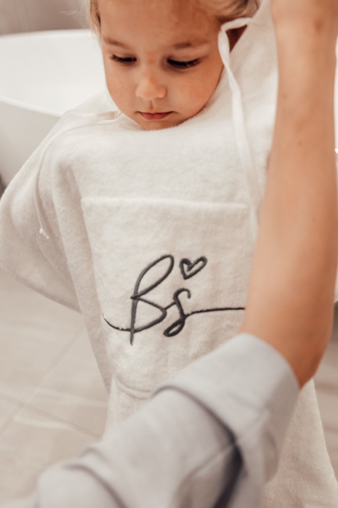 BabySteps Prosop 73x58 cm din bambus cu gluga si buzunar pentru bebelusi si copii Poncho Teddy Ecri