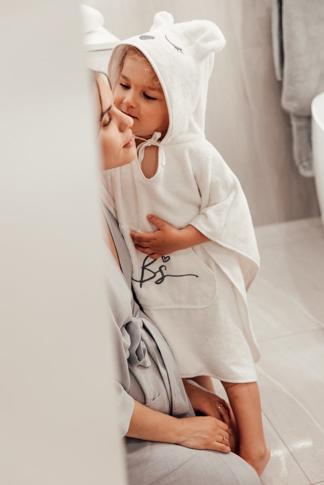 BabySteps Prosop 73x58 cm din bambus cu gluga si buzunar pentru bebelusi si copii Poncho Teddy Ecri