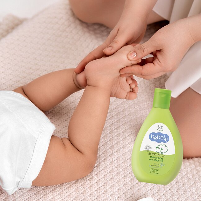 Bebble Lapte de corp hidratant pentru bebelusi si copii Silky Body Milk 200ml cu ulei de maslineextract de musetel si B5