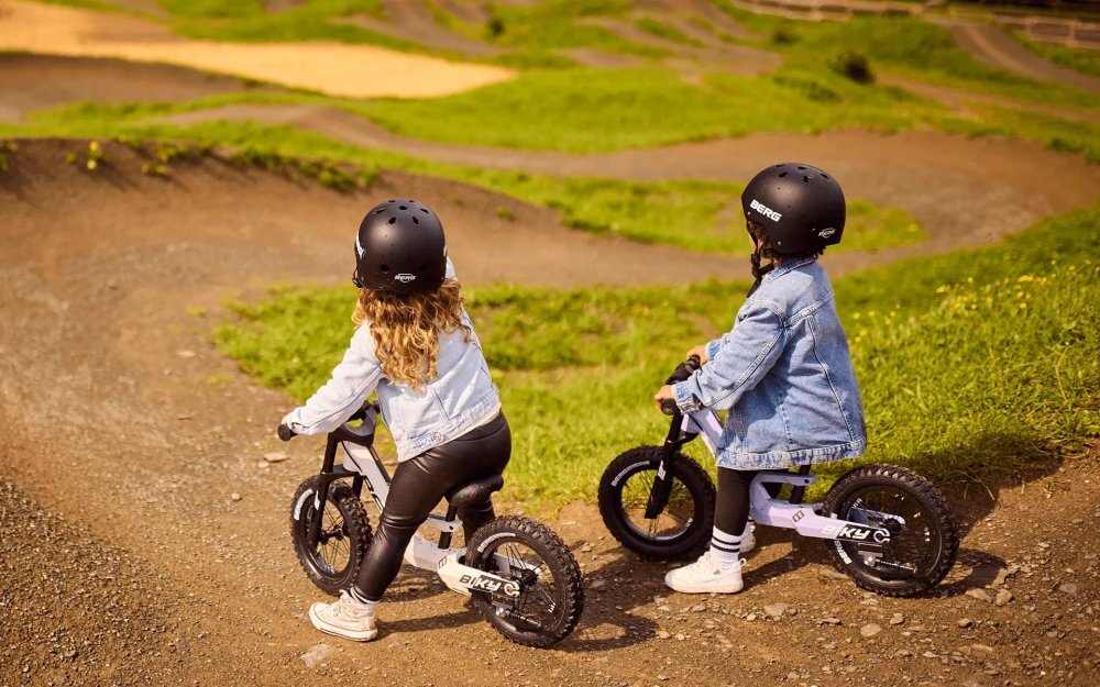 BERG TOYS Bicicleta copii fara pedale Berg Biky Cross White 12 inch cu frana de mana anvelope pneumatice scaun reglabil pe inaltime varsta 25-5 ani inaltime utilizator 90-120 cm greutate maxima utilizator 30 kg