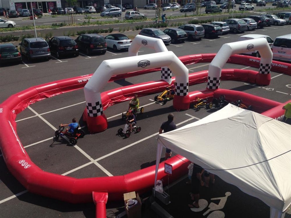 BERG TOYS Circuit gonflabil de Kart