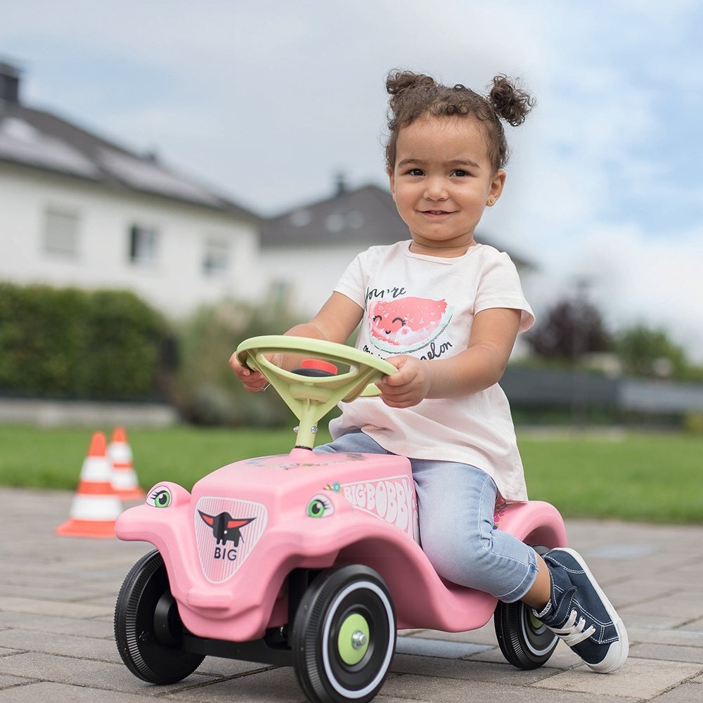 BIG Masinuta pentru copii fara pedale Bobby Car Classic Flower potrivita copiilor cu varsta peste 1 an cu greutatea pana la 50 kg dimensiuni 58x30x38 cm