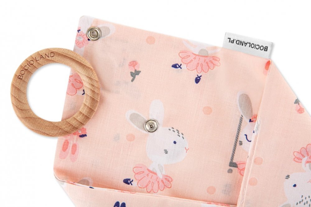 Bocioland Bavetica tip bandana Dancer Pink cu inel de dentitierealizata din bumbac 100fixare cu capse