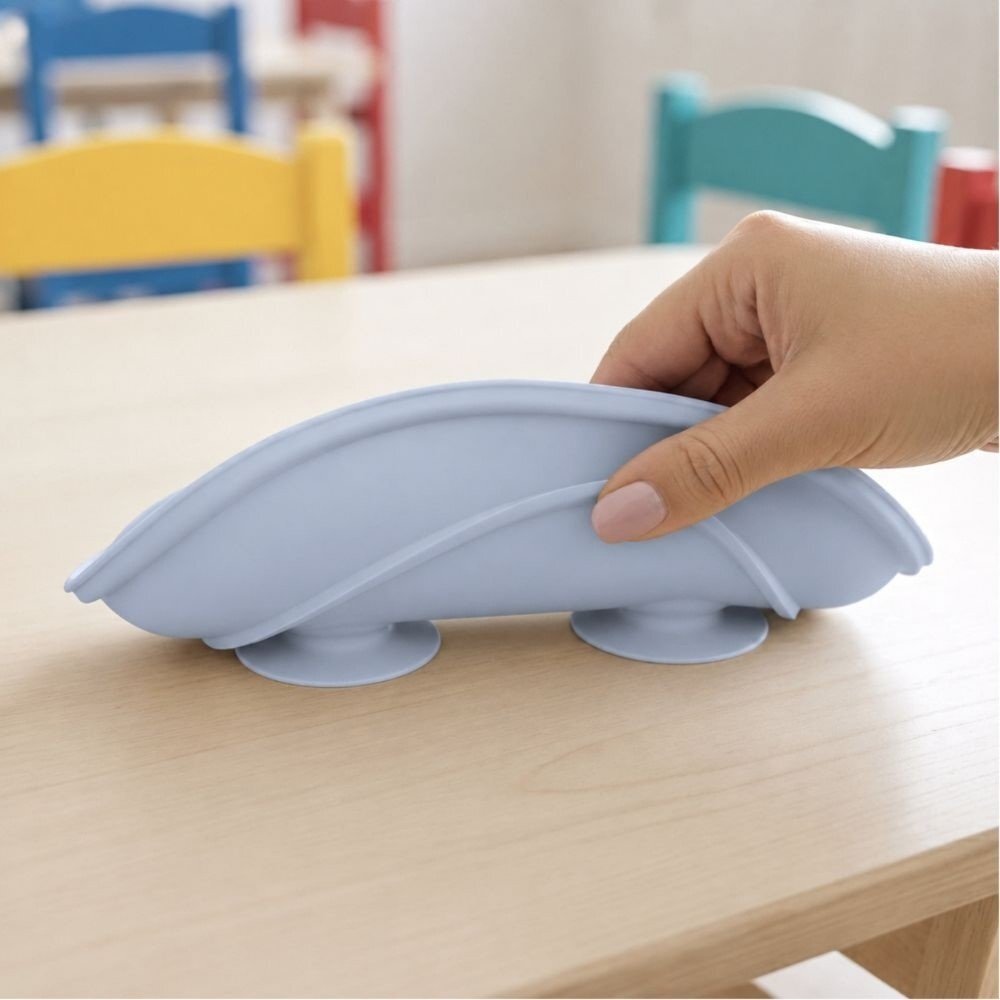 Bocioland Farfurie din silicon pentru copii Blue cu 3 compartimente si 4 ventuze de fixare dimensiune 19.3 x 3 cm