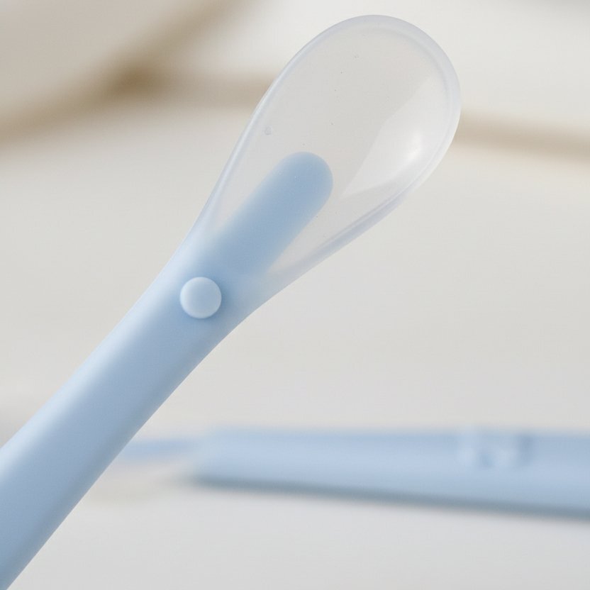Bocioland Lingurita de silicon pentru bebelusi Blue lungime 15.5cm maner antiderapant