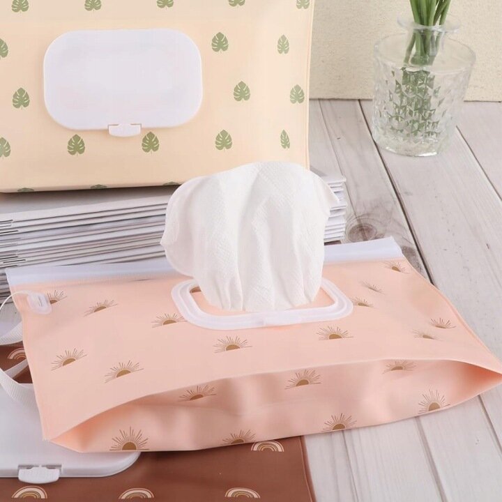 Bocioland Suport portabil pentru servetele umede Pinkcu capac etansare dubla agatatoare practica cu capsa dimensiune 24x13.5x5 cm