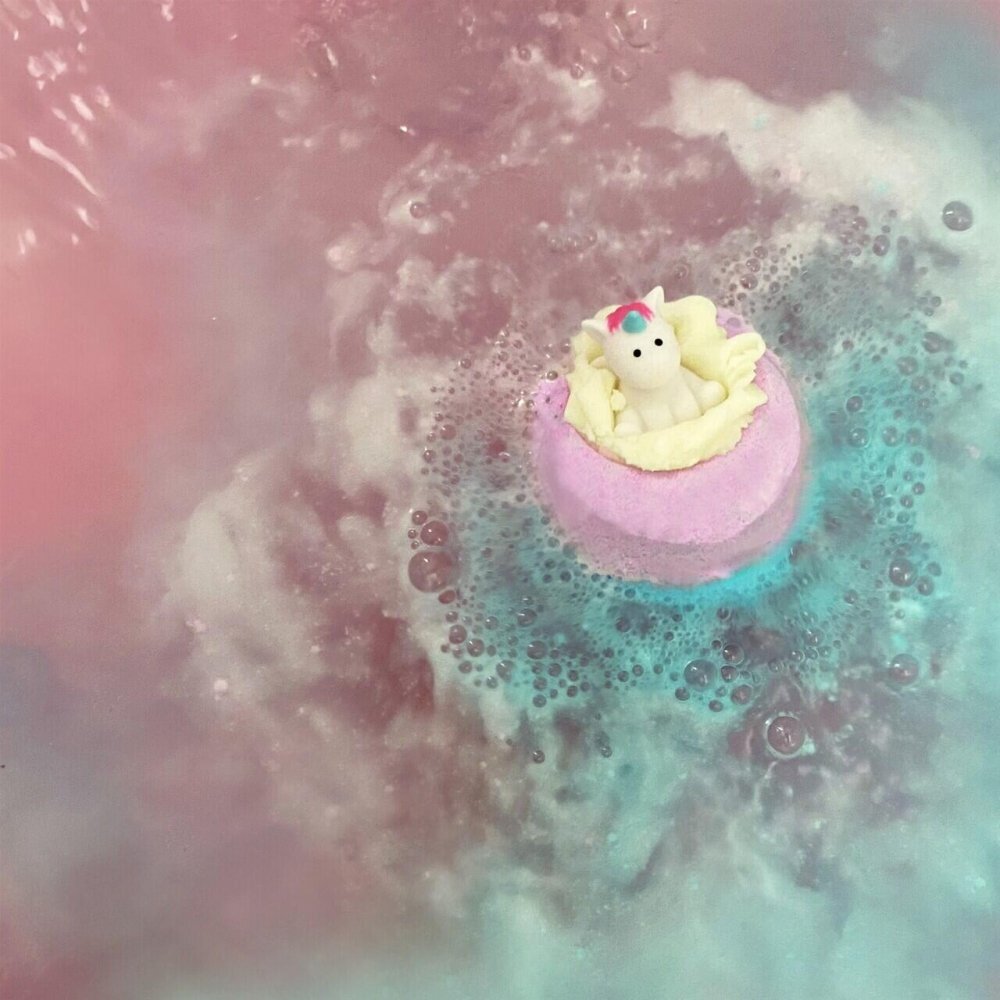 Bomb Cosmetics Bomba de baie handmade cu figurina Born to Be Unicorn Bath Blaster 160g