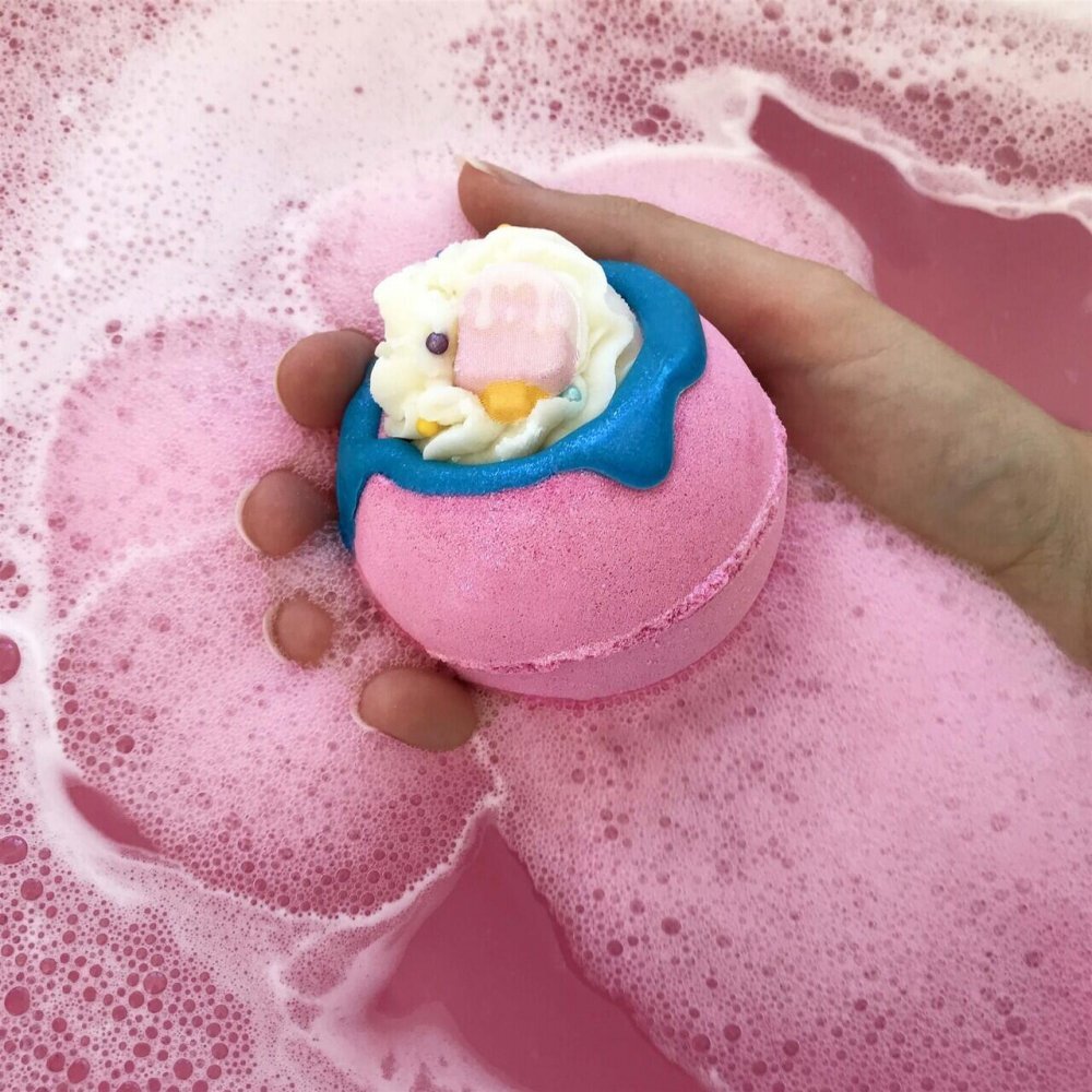 Bomb Cosmetics Bomba de baie handmade cu figurina Chill Out Bath Blaster 160g