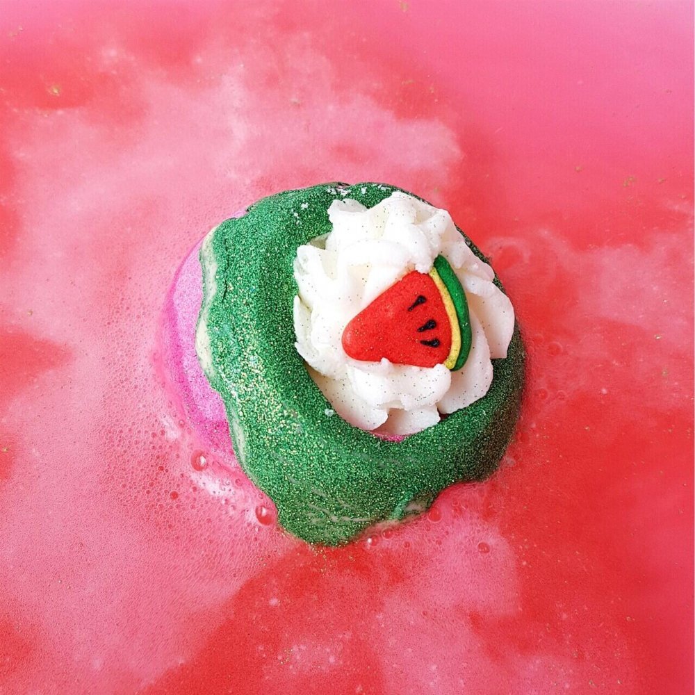 Bomb Cosmetics Bomba de baie handmade cu figurina One In A Melon Bath Blaster 160g