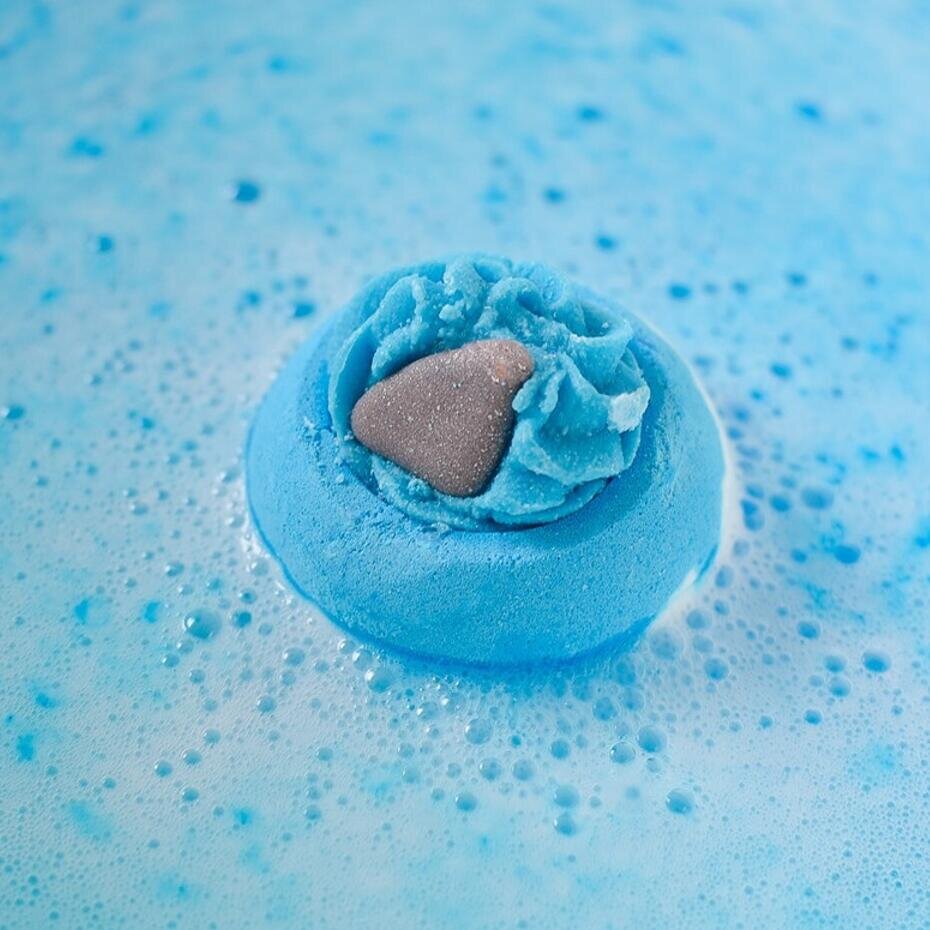 Bomb Cosmetics Bomba de baie handmade cu figurina Shark Attack Bath Blaster 160g