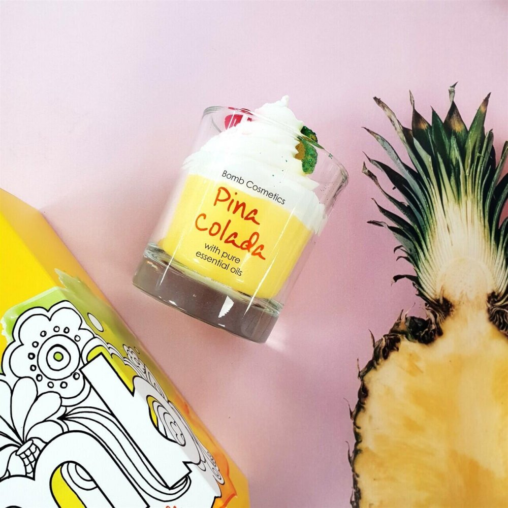 Bomb Cosmetics Lumanare parfumata 160g Pina Colada Piped Candle