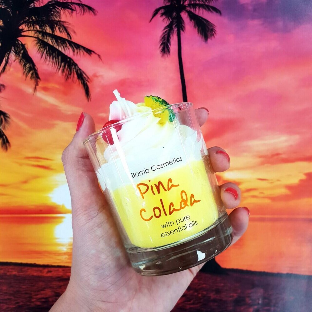Bomb Cosmetics Lumanare parfumata 160g Pina Colada Piped Candle