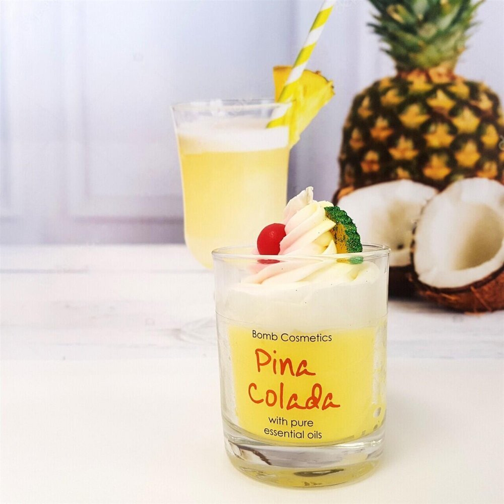 Bomb Cosmetics Lumanare parfumata 160g Pina Colada Piped Candle