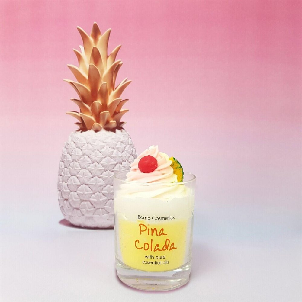 Bomb Cosmetics Lumanare parfumata 160g Pina Colada Piped Candle