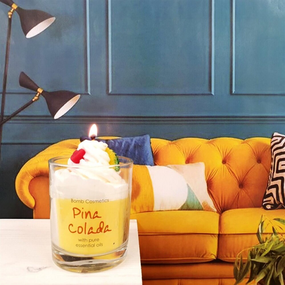 Bomb Cosmetics Lumanare parfumata 160g Pina Colada Piped Candle