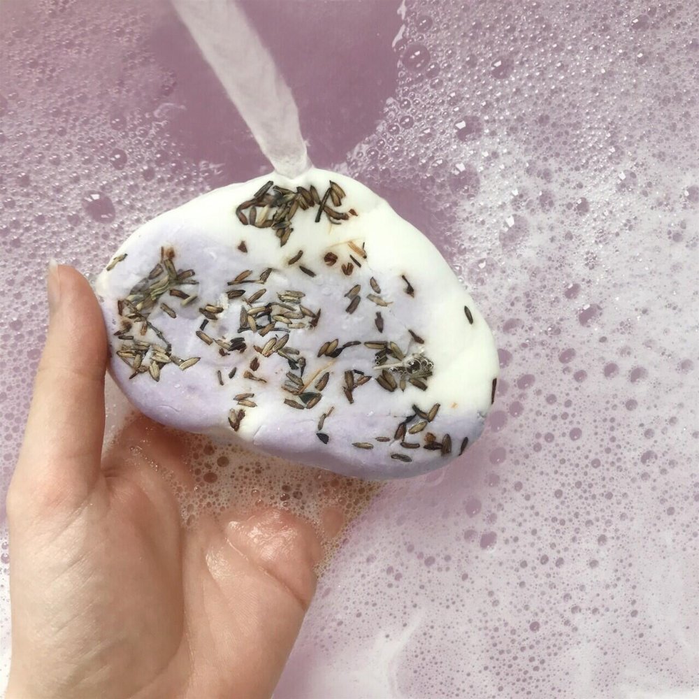 Bomb Cosmetics Spumant de baie solid Lavender Clouds Bubble Doh 135g