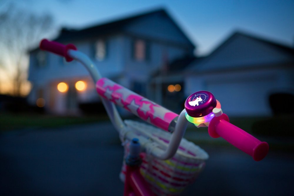 Brightz Clopotel roz cu lumini led multicolore pentru bicicleta