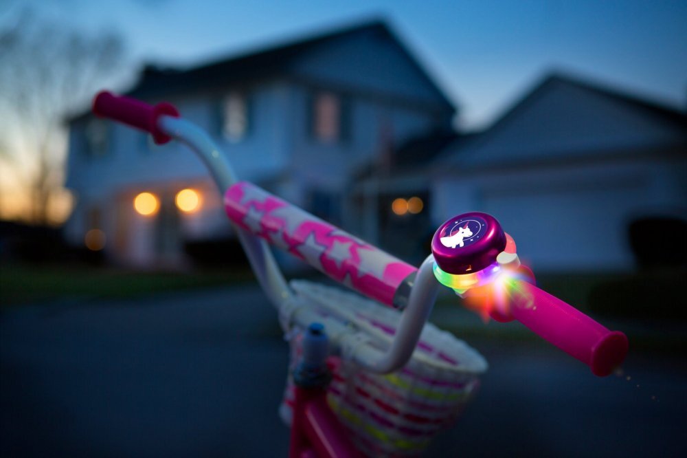 Brightz Clopotel roz cu lumini led multicolore pentru bicicleta