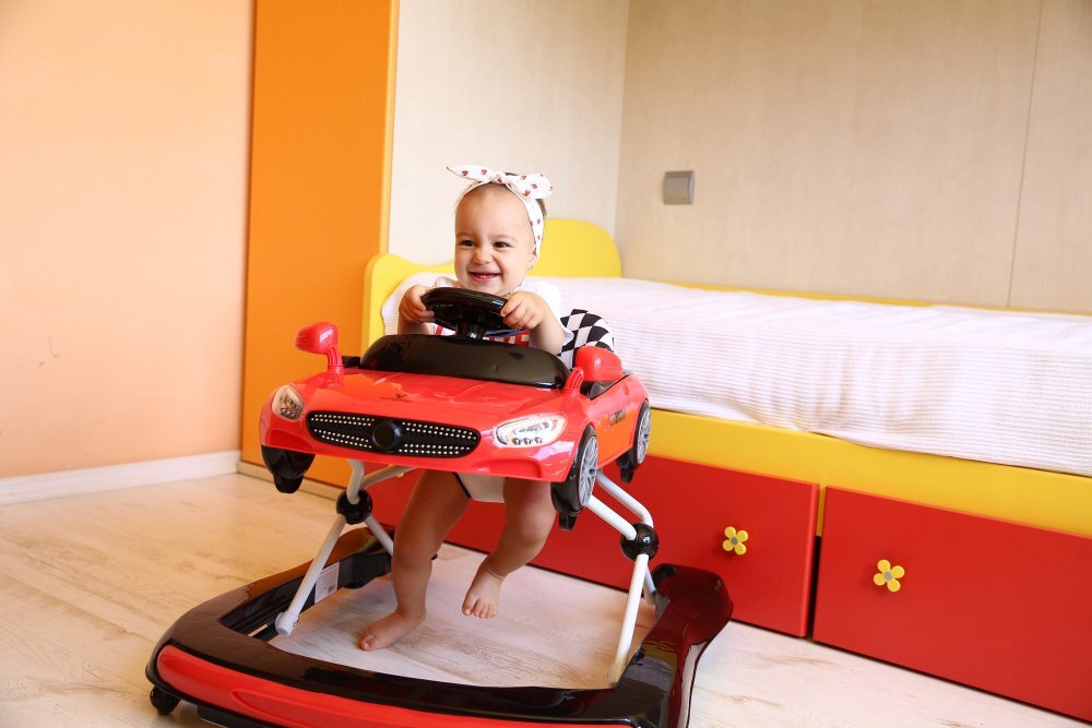CANGAROO Premergator 2in1 Cabrio Red transformabil in antepremergator Inaltime reglabila Functie antepremergator Panoul muzical detasabil Roti fata pivotante Potrivit de la 6 luni+ pana la 12 kg