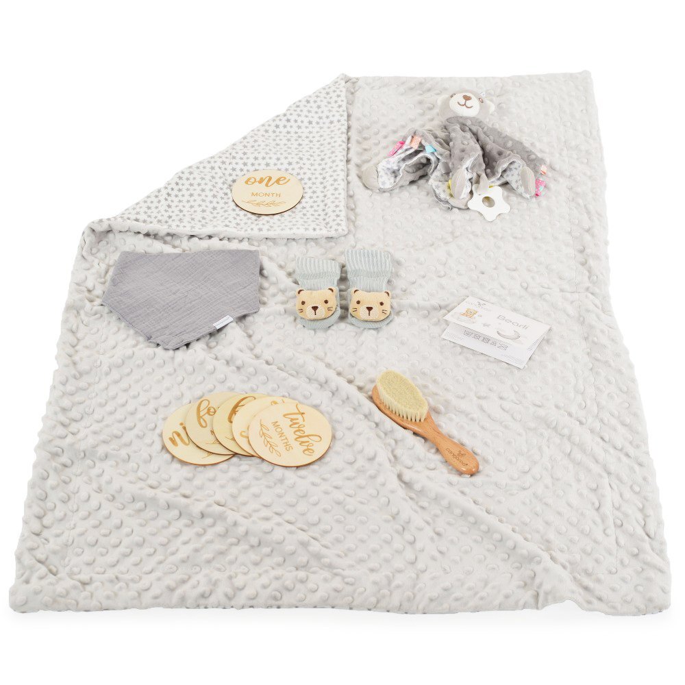 CANGAROO Set cadou 6in1 pentru nou nascut Bearly Gri cu paturica dubla 100x80cmjucarie atasamentsosetebavetaperie cu peri naturali si cartonase etape crestere in cutie cadou cu felicitare