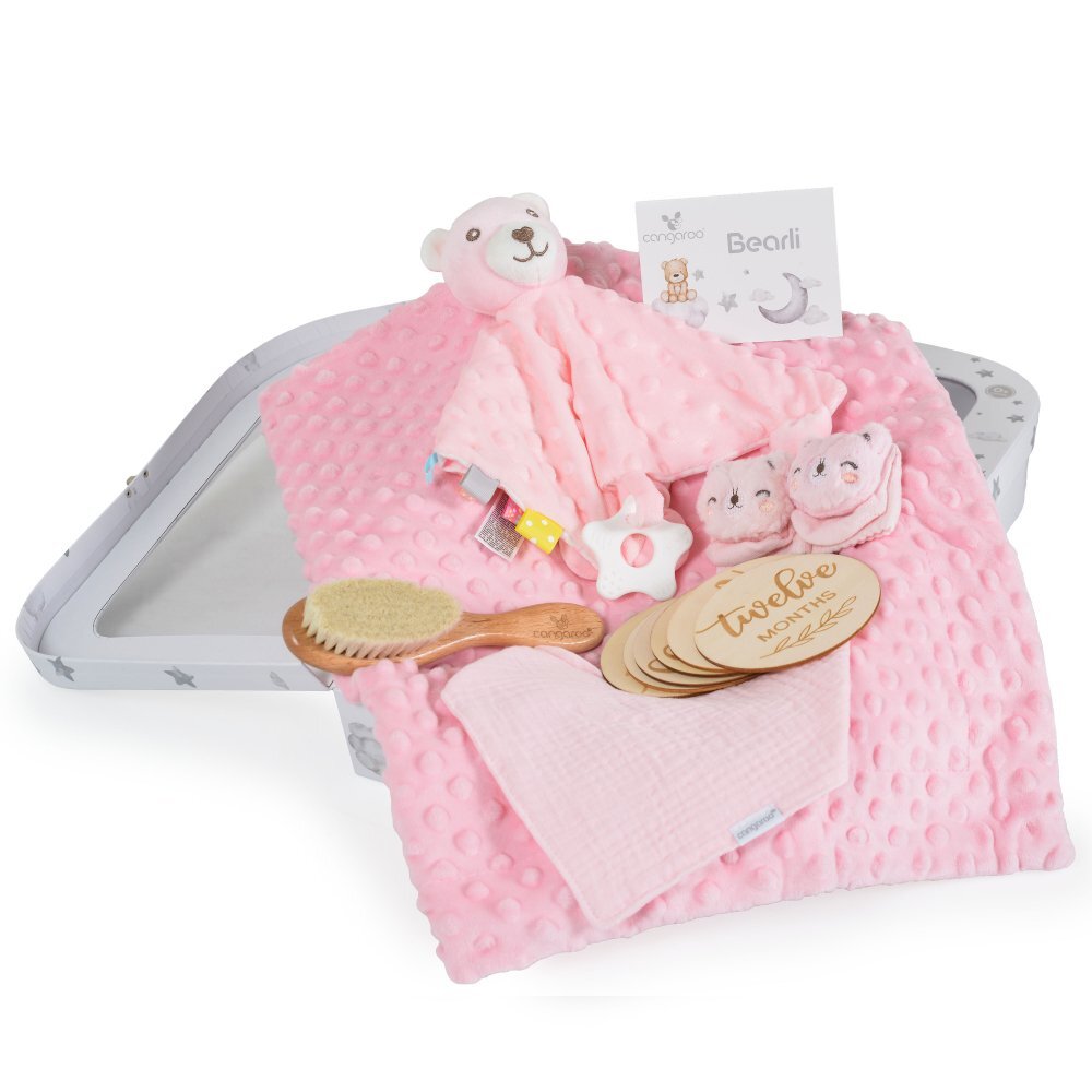 CANGAROO Set cadou 6in1 pentru nou nascut Bearly Gri cu paturica dubla 100x80cmjucarie atasamentsosetebavetaperie cu peri naturali si cartonase etape crestere in cutie cadou cu felicitare