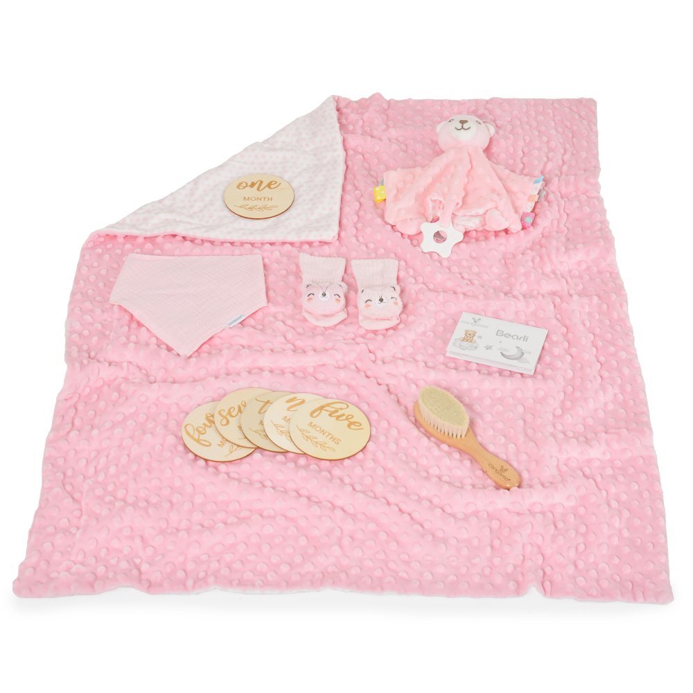 CANGAROO Set cadou 6in1 pentru nou nascut Bearly Gri cu paturica dubla 100x80cmjucarie atasamentsosetebavetaperie cu peri naturali si cartonase etape crestere in cutie cadou cu felicitare