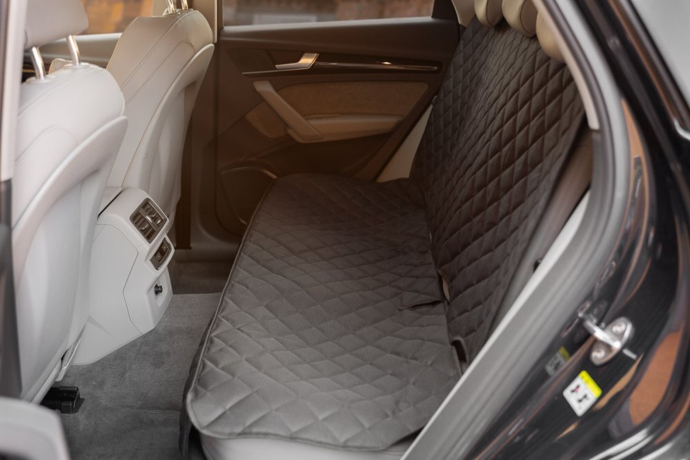 CARETERO Protectie dubla matlasata pentru bancheta auto Black 127x125 cmcu orificii pentru isofix si centuri de sigurantabenzi elasticematerial impermeabil