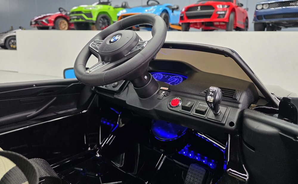Cars4Kids Masinuta electrica pentru copii BMW M5 Negru Metalic 24V licenta oficiala telecomanda 2.4G scaun din piele