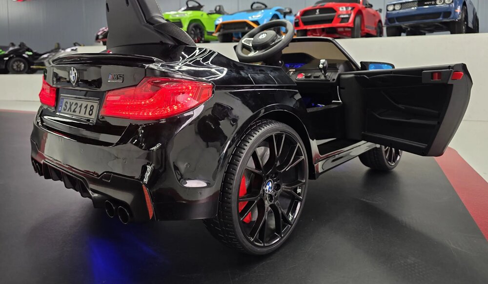 Cars4Kids Masinuta electrica pentru copii BMW M5 Negru Metalic 24V licenta oficiala telecomanda 2.4G scaun din piele