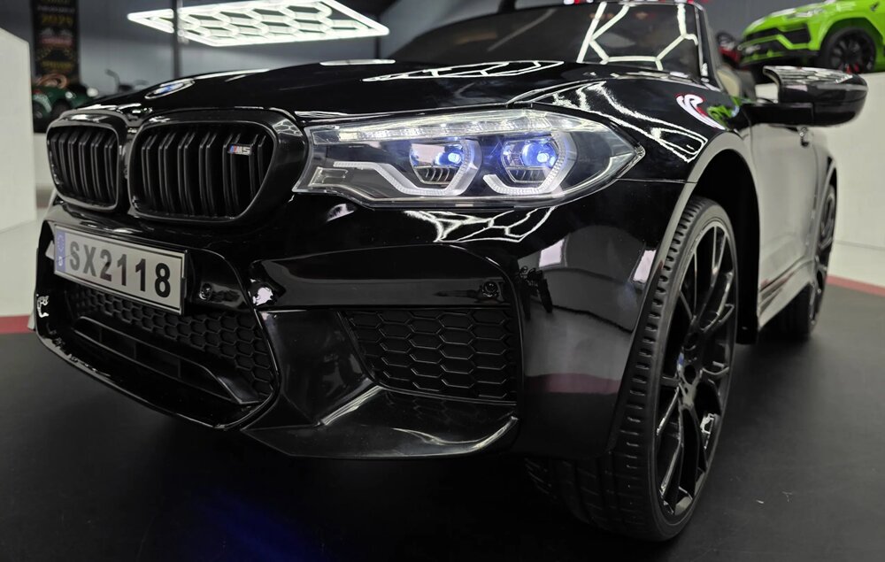 Cars4Kids Masinuta electrica pentru copii BMW M5 Negru Metalic 24V licenta oficiala telecomanda 2.4G scaun din piele