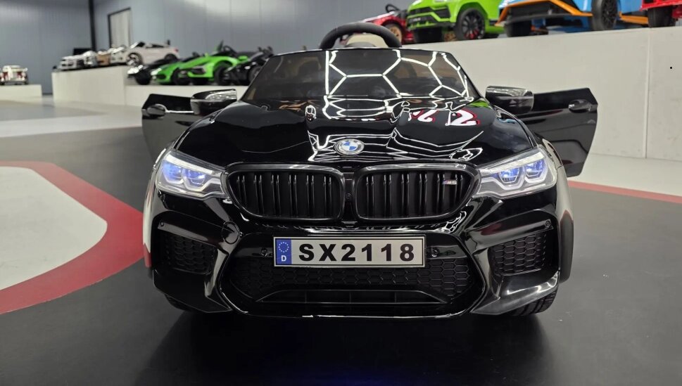 Cars4Kids Masinuta electrica pentru copii BMW M5 Negru Metalic 24V suspensii bluetooth scaun reglabil telecomanda 2.4G roti EVA 3 ani+ greutate admisa 30 kg
