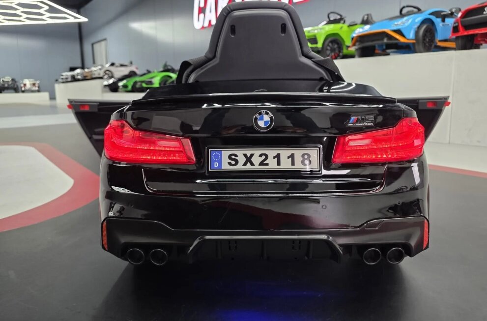 Cars4Kids Masinuta electrica pentru copii BMW M5 Negru Metalic 24V suspensii bluetooth scaun reglabil telecomanda 2.4G roti EVA 3 ani+ greutate admisa 30 kg