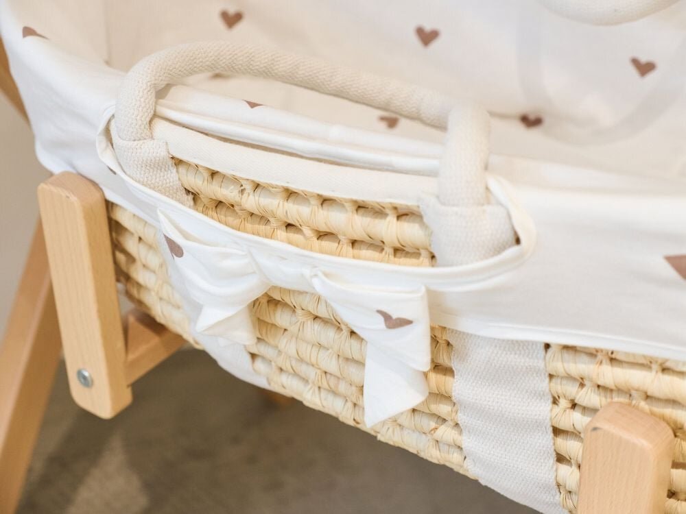 Childhome Cos pentru bebelusi Moise din coji de porumb cu saltea si husa jerse cu inimioare