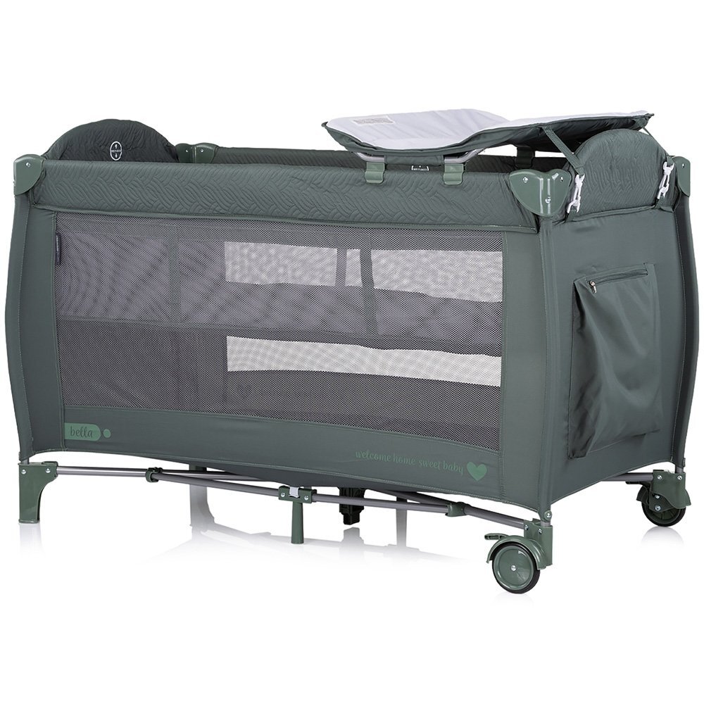 CHIPOLINO Patut pliabil Bella Basil cu doua nivele intrare laterala cu fermoar 2 roti cu frane saltea de infasat carusel muzical geanta pentru transport buzunar si organizator accesorii