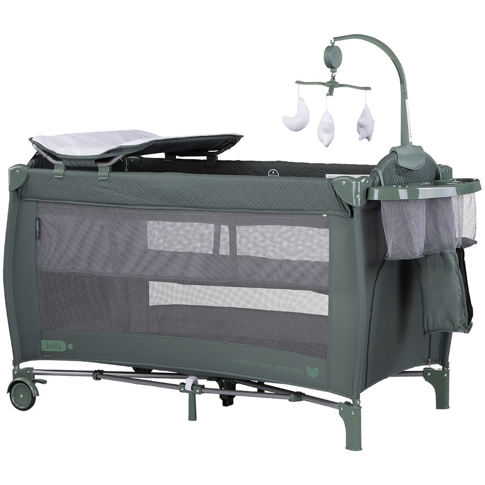 CHIPOLINO Patut pliabil Bella Basil cu doua nivele intrare laterala cu fermoar 2 roti cu frane saltea de infasat carusel muzical geanta pentru transport buzunar si organizator accesorii