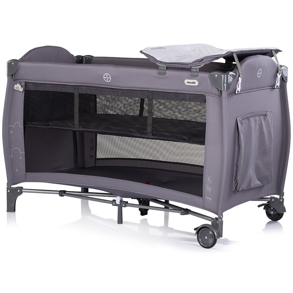 CHIPOLINO Patut pliabil Bella Charcoal cu 2 nivele saltea de infasat intrare laterala cu fermoar carusel muzical cu jucarii tava pentru accesorii si geanta de transport