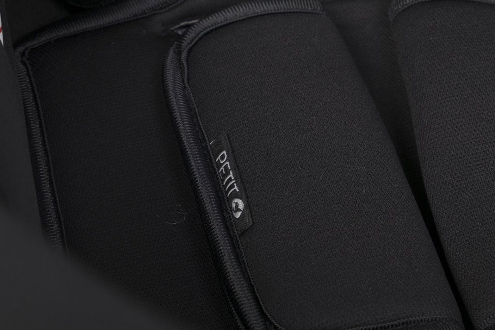 Colibro Scoica auto Petit i-Size omologata R129 cu tetiera reglabila copertina ajustabila maner de transport ajustabil pentru copii intre 40-87 cm sau 0-13 kg Onyx