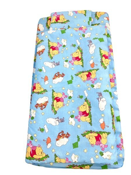 Croitoria Noastra Lenjerie de pat 3 piese cu cearceaf plapumioara si pernuta slim 120x60 cm Winnie pe albastru