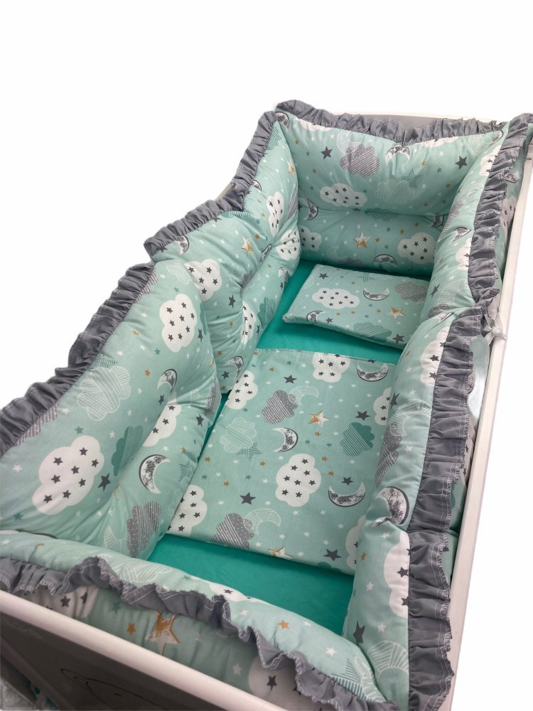 DESEDA Lenjerie patut 140x70 cm cu 6 aparatori pufoase cearsaf si paturica Nori cu luna vernil