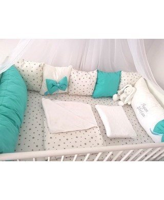 DESEDA Lenjerie personalizata cu aparatori din 7 pernute pufoase Verde menta stelute gri pe alb 140x70 cm