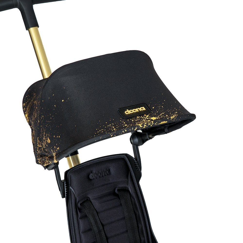 Doona Tricicleta pentru copii Liki Trike Gold Editie Limitata ultrapliabila maner parental ajustabil spatar reglabil in multiple pozitii roti Eva si cadru din aluminiu varsta 10 luni+