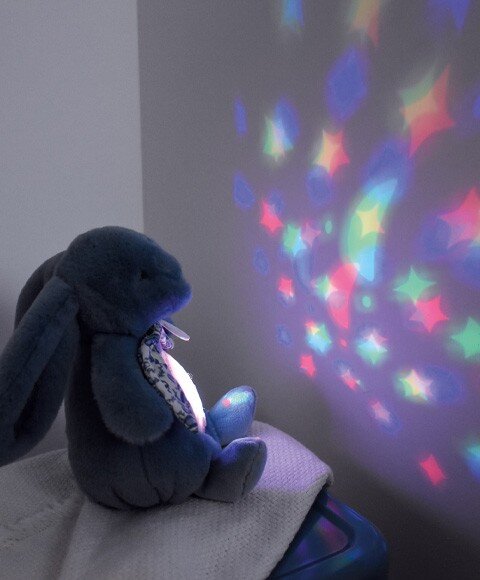 Doudou et Compagnie Veioza muzicala cu proiectie Iepuras pufos 19 cm albastru
