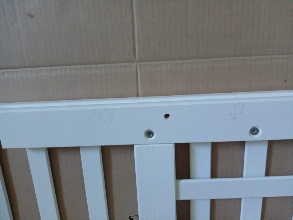 Drewex Patut bebe din lemn masiv Olek alb cu laterala culisabila si inaltime reglabila a saltelei 120 x 60 cm
